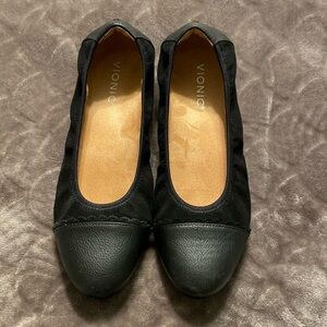 Vionic women’s black flats. Gently worn.sz 10